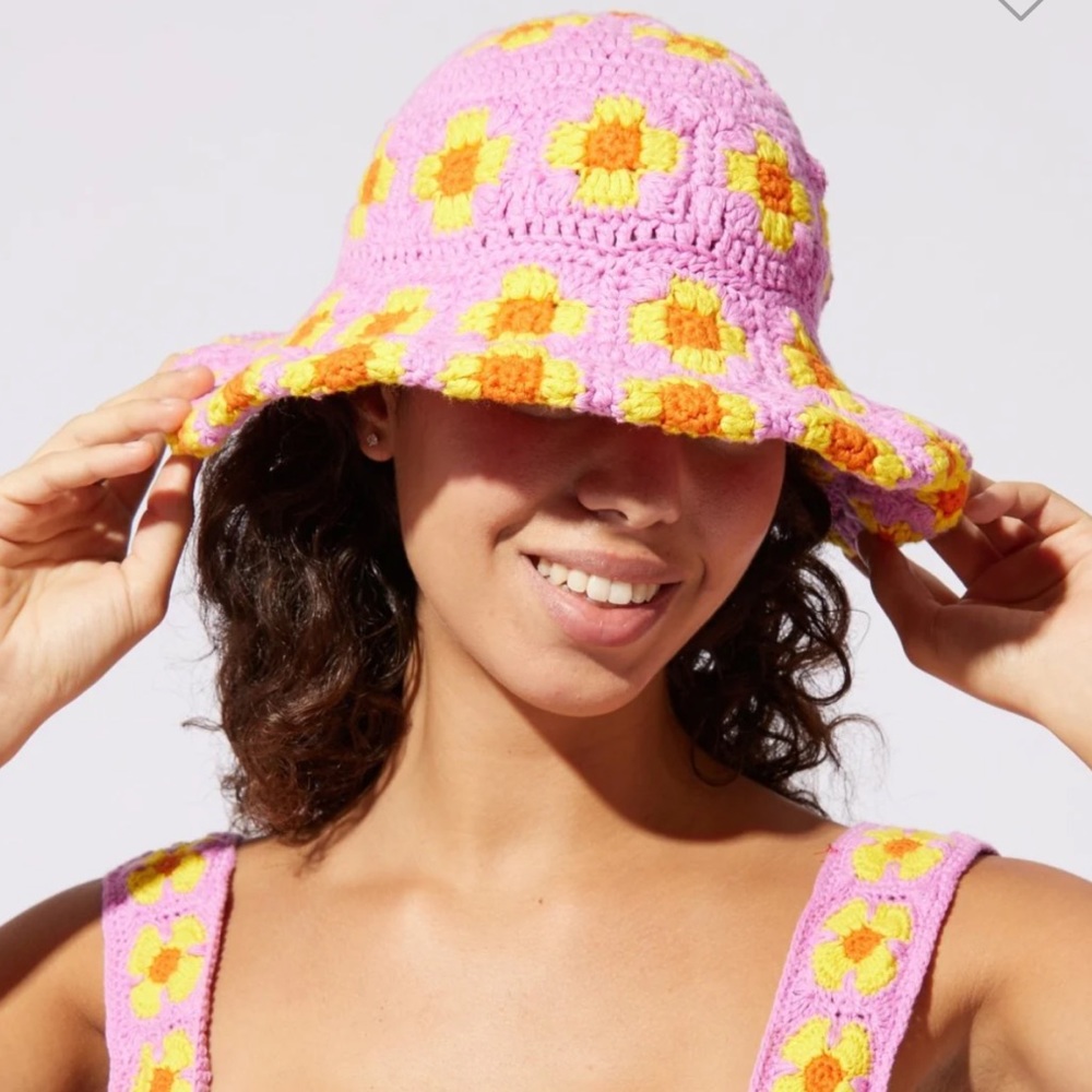 Solid & Striped - The Bucket Hat (Floral Crochet)